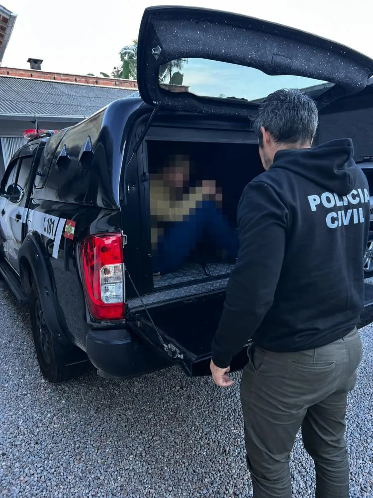 Polícia Civil prende homem suspeito de produzir conteúdo de abuso sexual infantil em Guabiruba