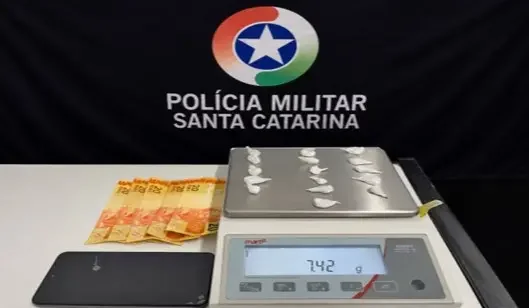 Homem é flagrado com 16 porções de crack após descartar pacote em via pública no Centro II
