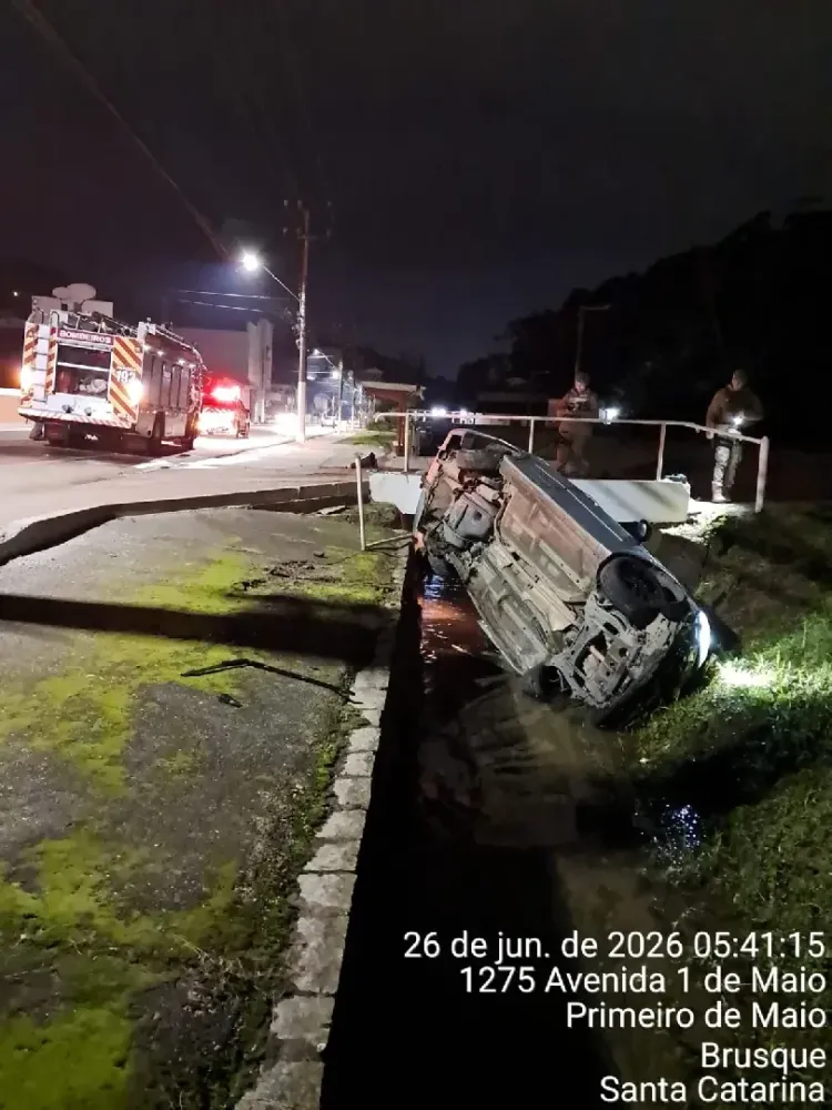 Motorista é socorrido com fratura exposta no crânio após capotamento em ribeirão na Avenida Primeiro de Maio, em Brusque