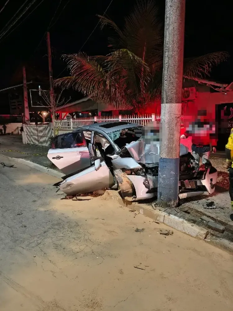 Carro bate em poste e deixa cinco feridos em Guabiruba, dois presos às ferragens