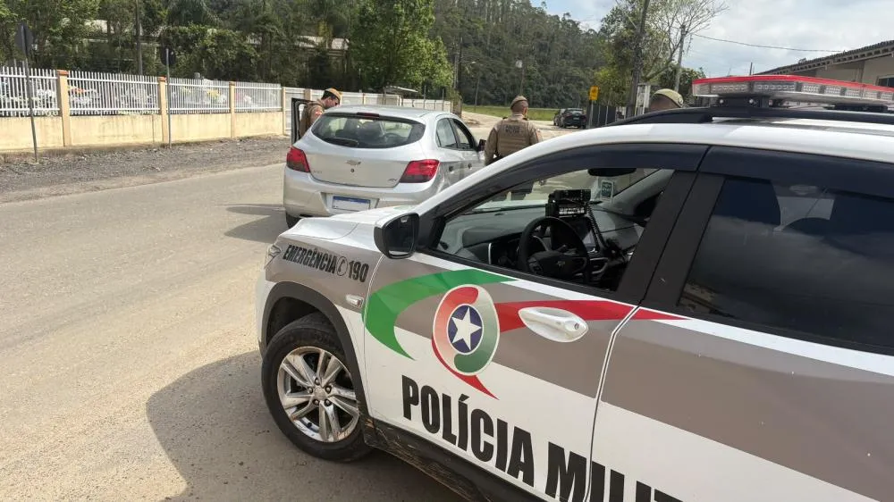 Suspeito de roubar carro é preso em Itajaí após cerco policial. Veja vídeo!